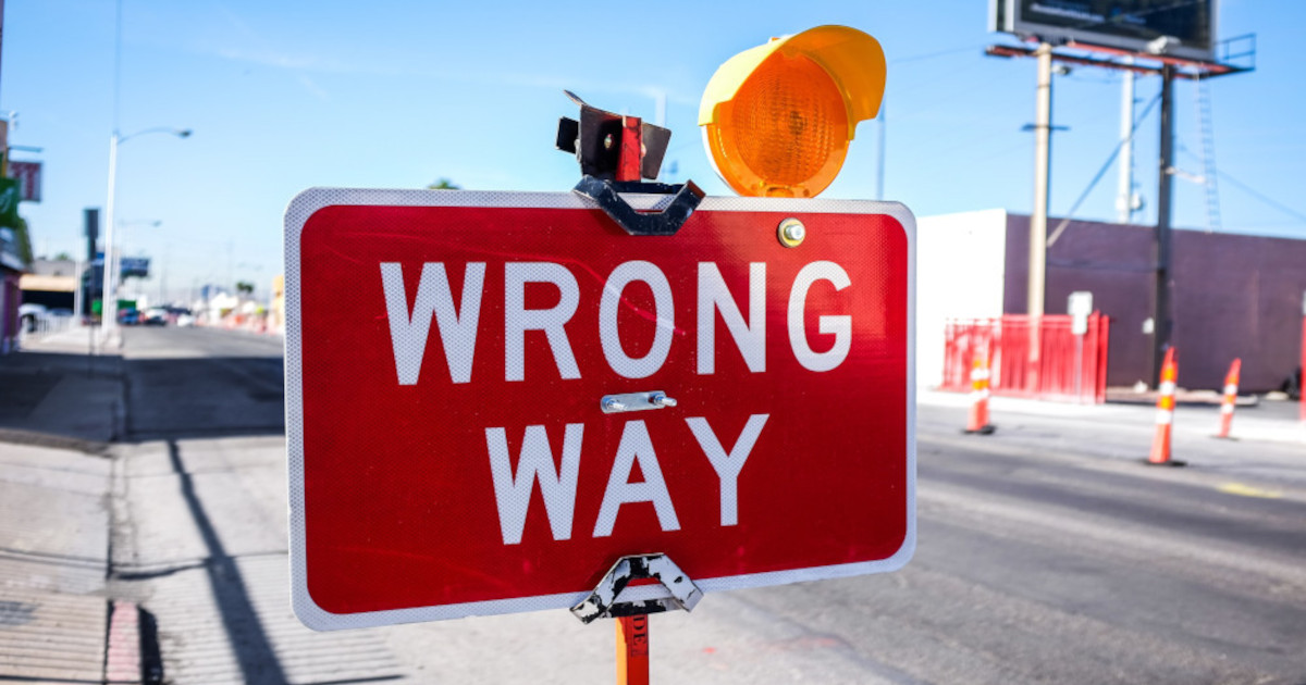 Photo of a traffic sign saying "Wrong way"